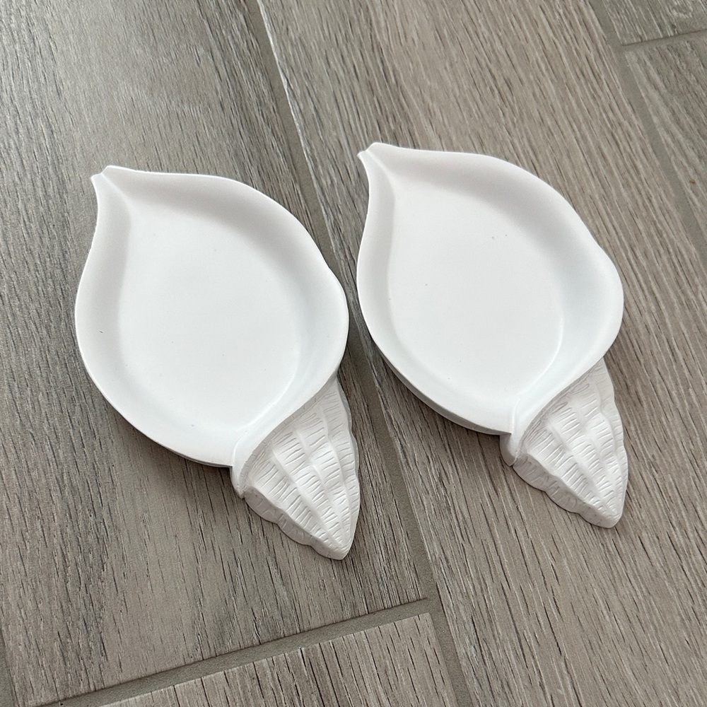 White Shell-Shaped Ceramic Soap Dish